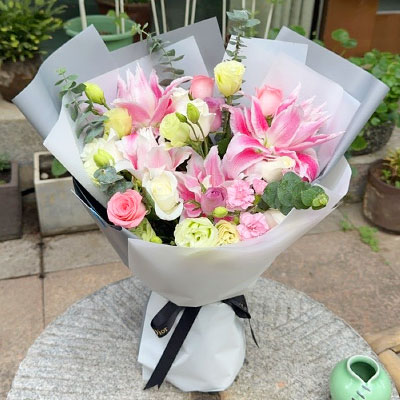 长治9朵玫瑰混搭百合，爱恋纯真无邪